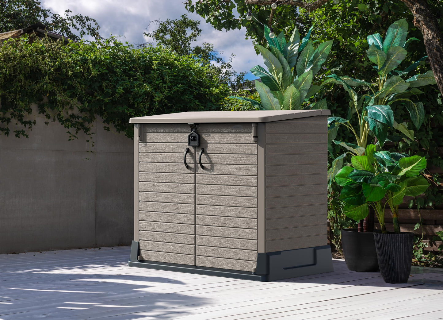 Duramax Cedargrain StoreAway 850L Plastic Garden Storage Shed - Outdoor Storage Shed, Wheelie bin box, Durable Construction, Ideal for Tools, BBQs & 2x 120L Garbage Bins, 130x74x110 cm, Warm Taupe